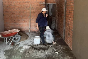 Chủ tịch UBND TP.HCM chỉ đạo trong tháng 6 phải có hướng dẫn về bỏ giấy phép xây dựng