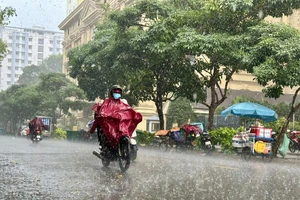 Mưa dông sẽ gia tăng ở các tỉnh Nam Bộ và TP.HCM do ảnh hưởng áp thấp nhiệt đới