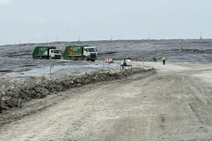 Vì sao bãi rác Đa Phước chỉ nhận rác vào buổi tối?