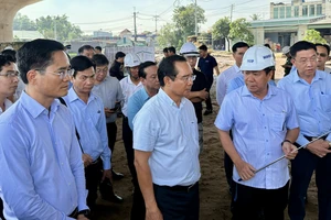 Chủ tịch UBND TP.HCM yêu cầu 'phải làm hết việc chứ không hết giờ' trong giải phóng mặt bằng