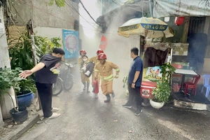 TP.HCM: Diễn tập phương án chữa cháy và cứu nạn tại khu dân cư 