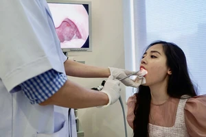 Cách xử lý an toàn khi bị hóc xương, dị vật trong cổ họng và giải pháp phòng tránh