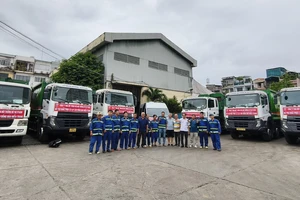 Công ty Môi trường đô thị TP.HCM hỗ trợ người dân vùng lũ