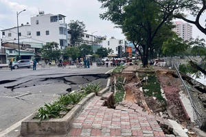 Sạt lở, sụt lún ở phường Chánh Hưng, mặt đường đổ sụp xuống kênh