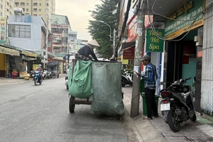 Hơn 3.000 gói bảo hiểm được trao cho lực lượng thu gom rác dân lập