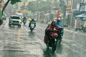Nguyên nhân gây mưa trái mùa trên diện rộng ở TP.HCM