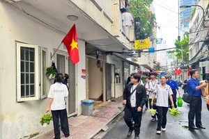 Phường Cầu Ông Lãnh tặng cây xanh và bẫy muỗi cho người dân