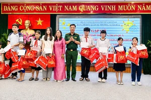 Phường Xuân Hòa, TP.HCM tặng quà cho trẻ em khó khăn nhân ngày 1-6