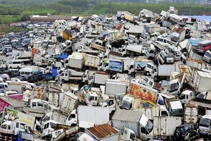  CSGT đẩy mạnh việc thu hồi giấy tờ xe ô tô quá 'đát'