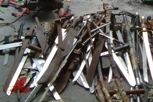 Người dân nộp 'hàng nóng' lấy quà tặng