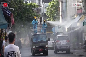 Video: Phun khử khuẩn khu chợ có người bị COVID-19 tới mua sắm