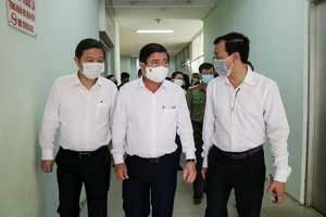 Video: Lãnh đạo TP.HCM kiểm tra phòng dịch tại BV Chợ Rẫy