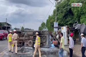 Video: Tông xe liên hoàn trên quốc lộ, 2 xe tải lật nhào