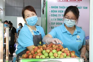 Bếp ăn 0 đồng, xe cứu thương miễn phí và tình người Sài Gòn