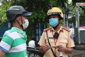 Video: CSGT xử phạt, nhắc nhở hàng loạt người vi phạm đeo khẩu trang 