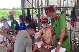 Video: Phát hiện 8 người núp trong thùng xe tải đi từ Nam Định về Huế