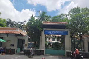 Video: Một thí sinh ngất xỉu tại phòng thi, test nhanh dương tính SARS-CoV-2