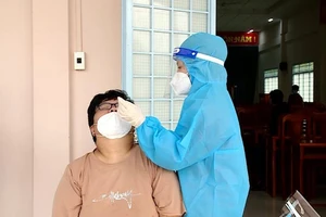 Video: Lấy mẫu xét nghiệm SAR-CoV-2 cho công nhân, các hộ tiểu thương ở Long Hồ