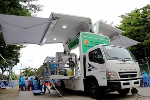 Video: Tiêm vaccine COVID-19 cho người dân ở TP.HCM bằng xe lưu động