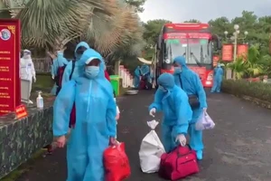 Đắk Nông, Đắk Lắk đón hàng trăm người về quê: ‘Được về quê, cô mừng lắm’