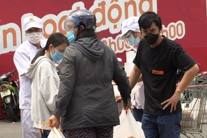 Video: Người dân TP.HCM đi mua thực phẩm tích trữ
