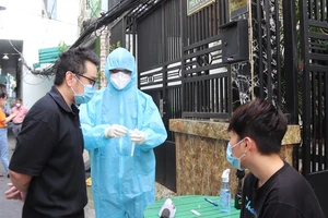 Video: Người dân ở TP.HCM được hướng dẫn test nhanh COVID-19