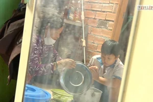 'Con rất buồn vì không có điện thoại để gặp thầy cô và các bạn'