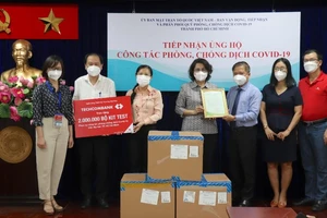 Video: 2 ngân hàng và 1 tập đoàn tặng TP.HCM 4 triệu bộ kit xét nghiệm COVID-19