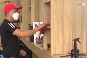 Video: Tiệm cắt tóc ở Đà Nẵng tất bật dọn dẹp trước khi được hoạt động lại