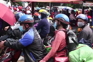 Video: Hơn 10.000 người dân về quê tránh dịch, gây quá tải