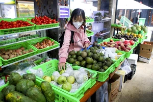 Video: Quán bar, vũ trường ở phố tây Bùi Viện trở thành cửa hàng rau củ