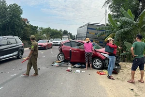 Tai nạn trên đường về quê, 4 người trong gia đình thoát nạn