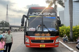 Tiếp tục phát hiện một xe khách nhồi nhét 53 hành khách 