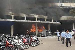 Cháy bãi giữ xe ở quận 10, một người nhập viện