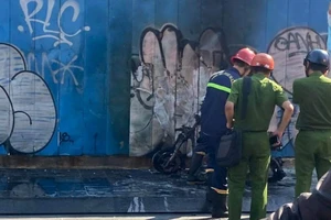 Xe máy đang chạy trên đường bất ngờ bốc cháy