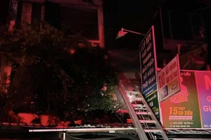 Giải cứu 4 người mắc kẹt trong vụ cháy ở quận 10