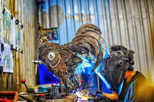 Ngạc nhiên với việc biến linh kiện xe cũ thành đồ chơi giá trăm triệu