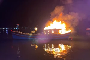 Cháy tàu cá đang neo trong cảng ở Quảng Ngãi