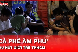 'Cà phê âm phủ’ 80 năm ở TP.HCM có gì khiến giới trẻ đổ xô đến mỗi đêm?