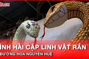 Video: Lộ diện cặp linh vật rắn khổng lồ sắp xuất hiện ở Đường hoa Nguyễn Huệ