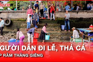 Video: Tấp nập người đi lễ, thả cá phóng sinh dịp Rằm tháng Giêng