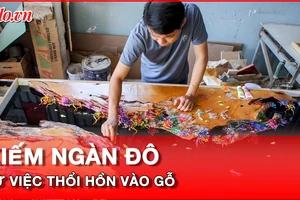 Video: Chàng trai biến bàn gỗ thành đại dương, kiếm ngàn đô từ nghệ thuật độc đáo