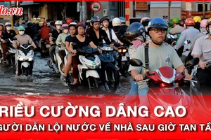 Víeo: Triều cường dâng cao, người dân ở TP.HCM lội nước về nhà sau giờ tan tầm