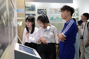 Giới trẻ TP.HCM tìm về các bảo tàng lịch sử trước thềm 30-4