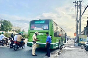  TP.HCM: CSGT xử phạt 1 tài xế xe buýt vi phạm nồng độ cồn