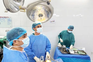 Chơi thể thao, nam thanh niên 27 tuổi 3 lần đứt dây chằng