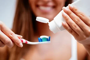 Nên đánh răng trước hay sau ăn sáng? 