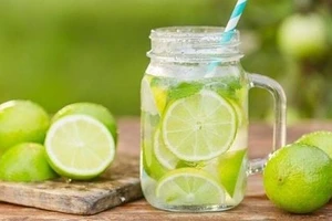 Uống nước chanh chữa bệnh dạ dày, bác sĩ nói gì?