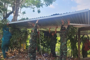 Khắc phục sự cố giông lốc, mưa đá gây ảnh hưởng gần 100 nhà dân