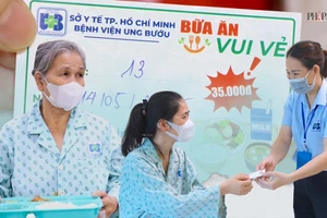 'Bữa ăn vui vẻ' tiếp sức người bệnh tại Bệnh viện Ung Bướu TP.HCM